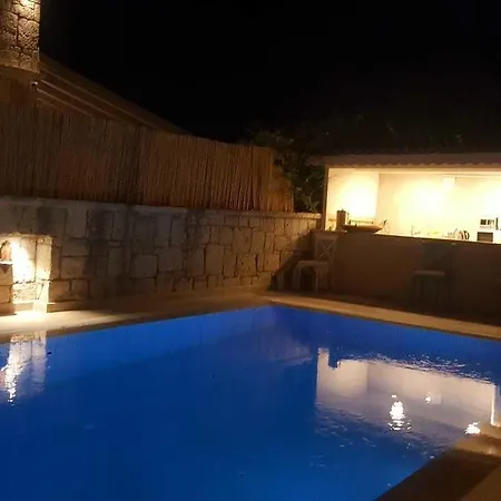 Ivy House Loca * אלאקאטי